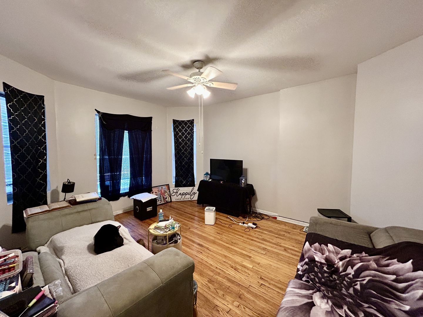 5714 South Prairie Avenue Chicago, IL 60637 - Photo 22 of 39 a bedroom with a bed and a chandelier