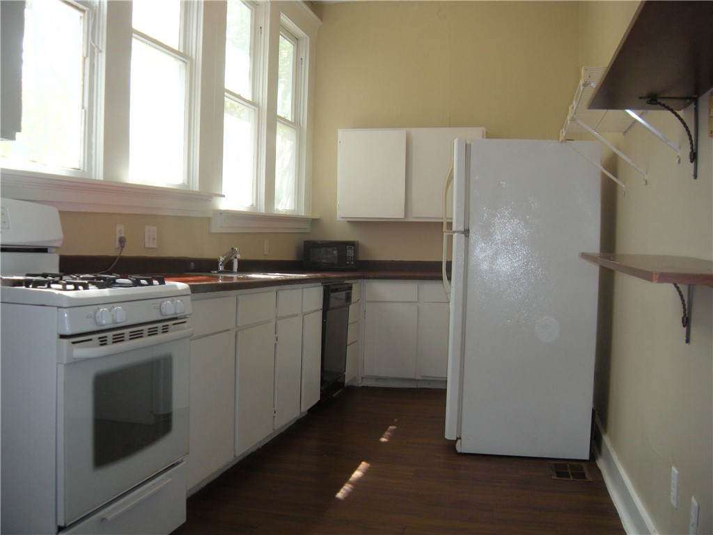 915 West 23rd Street, Unit C Austin, TX 78705 - Photo 11 of 22 a kitchen with a sink stove and refrigerator