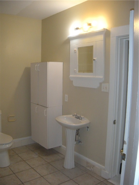 915 West 23rd Street, Unit C Austin, TX 78705 - Photo 15 of 22 a bathroom with a sink toilet and mirror