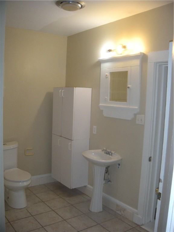 915 West 23rd Street, Unit C Austin, TX 78705 - Photo 19 of 22 a bathroom with a toilet sink and vanity