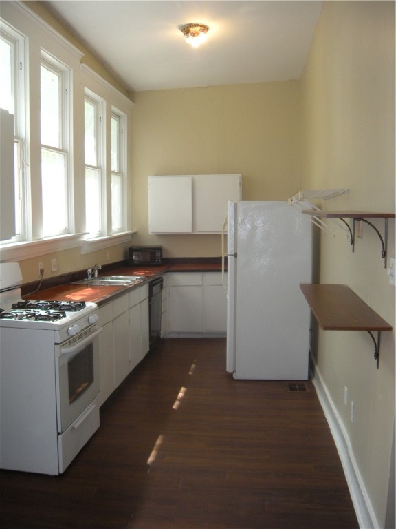915 West 23rd Street, Unit C Austin, TX 78705 - Photo 10 of 22 a kitchen with a stove a sink and a refrigerator
