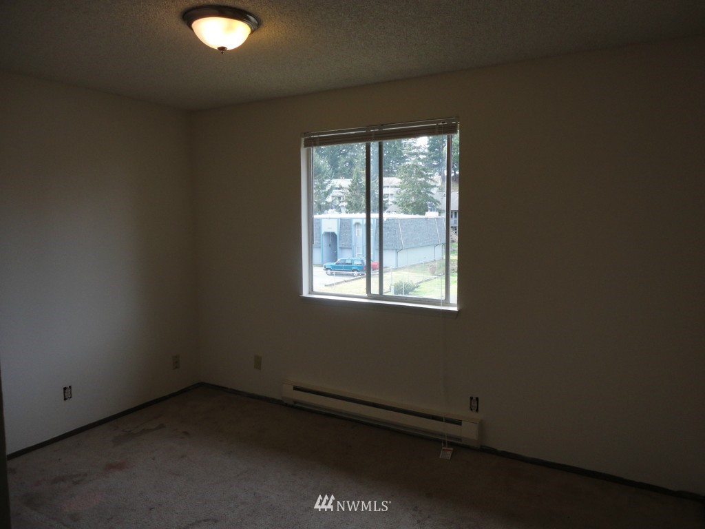 3901 Mason Loop Road Tacoma, WA 98409 - Photo 7 of 12 an empty room with a window