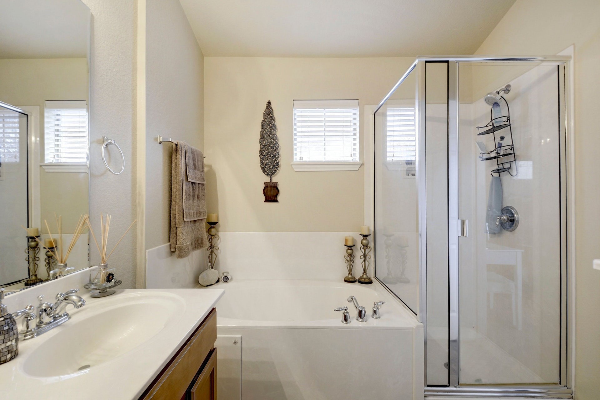 14815 Avery Ranch Boulevard, Unit 1103 Austin, TX 78717 - Photo 19 of 25 a bathroom with a sink a mirror and a bathtub
