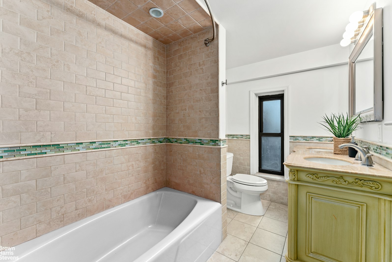 131 East 38th Street Manhattan, NY 10016 - Photo 15 of 26 a bathroom with a bathtub and sink