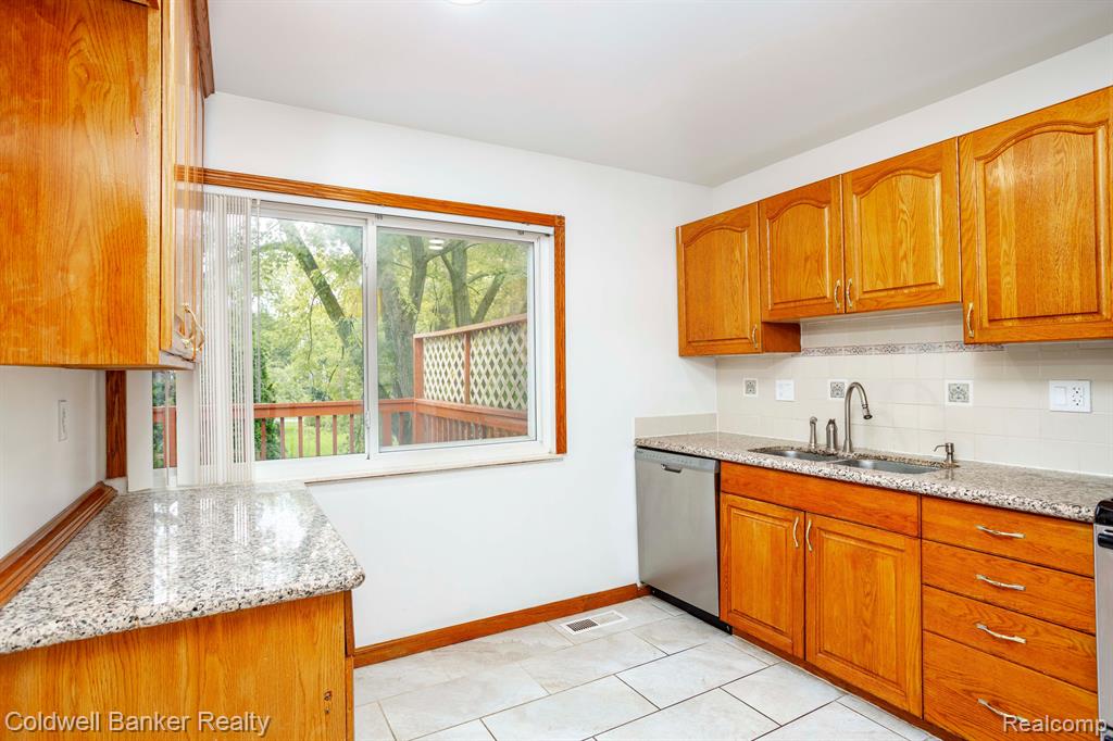 22512 Sheridan Road Novi, MI 48375 - Photo 13 of 37