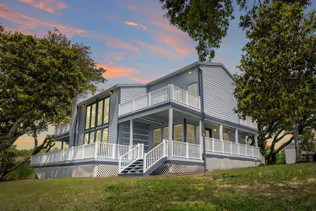 a view of house with a yard