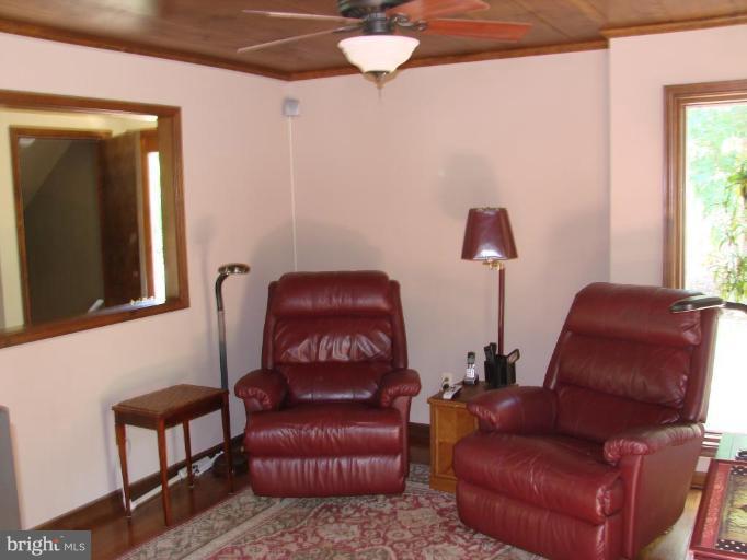 6711 Carters Run Road Marshall, VA 20115 - Photo 11 of 16 a living room with furniture