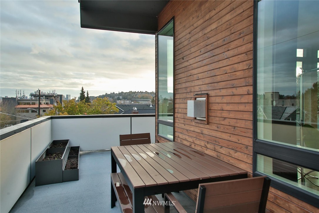 3929 Midvale Avenue North Seattle, WA 98103 - Photo 16 of 25 Gallery Image 16