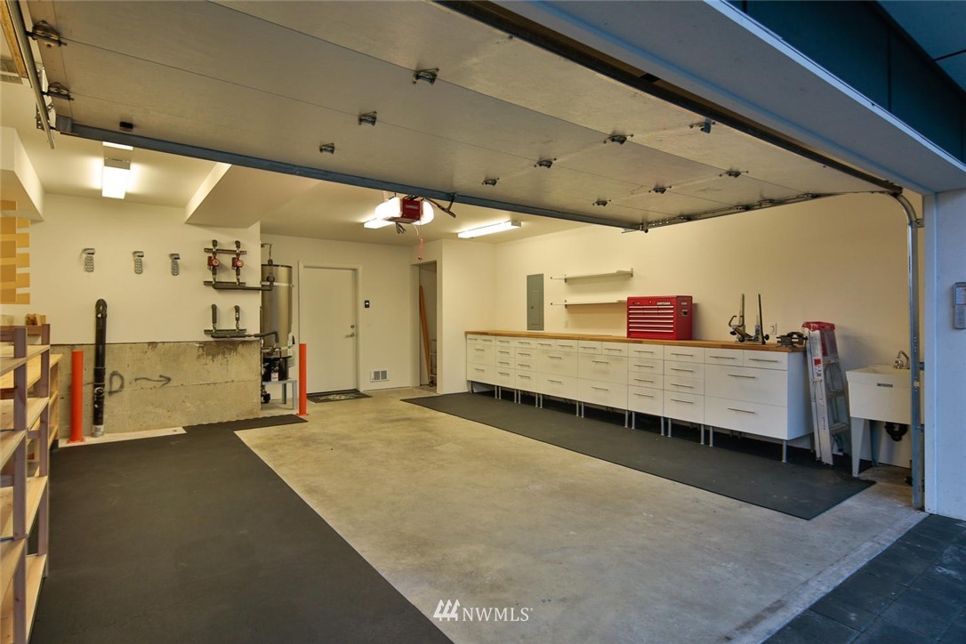 3929 Midvale Avenue North Seattle, WA 98103 - Photo 22 of 25 Gallery Image 22