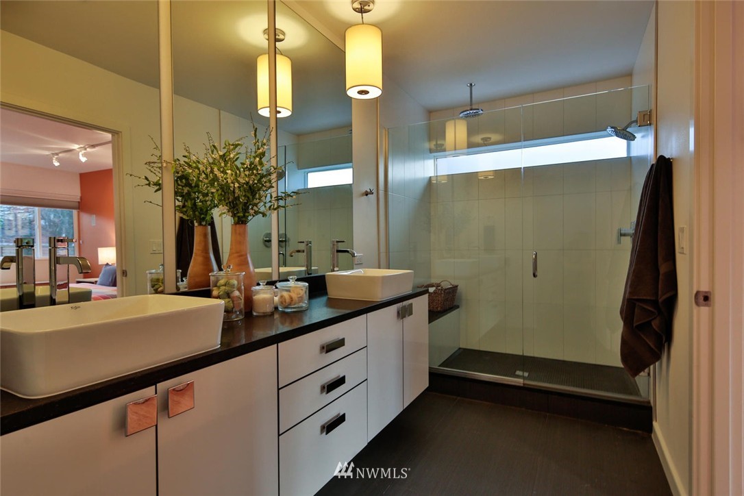 3929 Midvale Avenue North Seattle, WA 98103 - Photo 8 of 25 Gallery Image 8