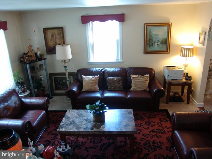 228 East County Line Road Hatboro, PA 19040 - Photo 4 of 25 Living Room
