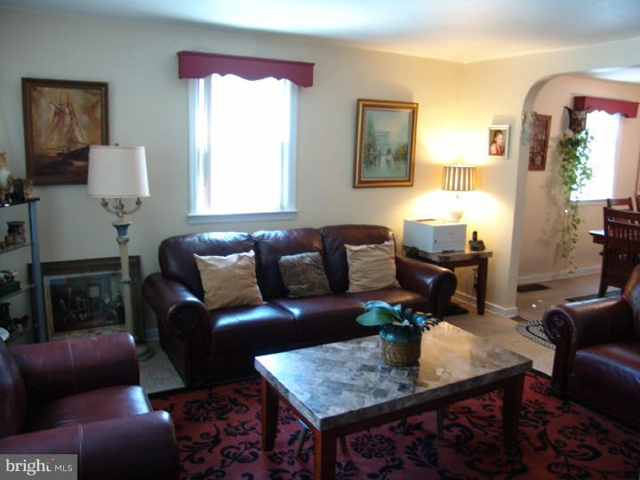 228 East County Line Road Hatboro, PA 19040 - Photo 5 of 25 Living Room