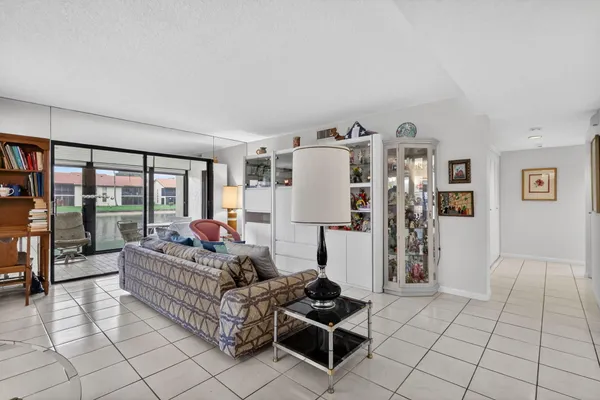 $264,990 | 10215 North Circle Lake Drive, Unit 101, Boynton Beach, FL 33437