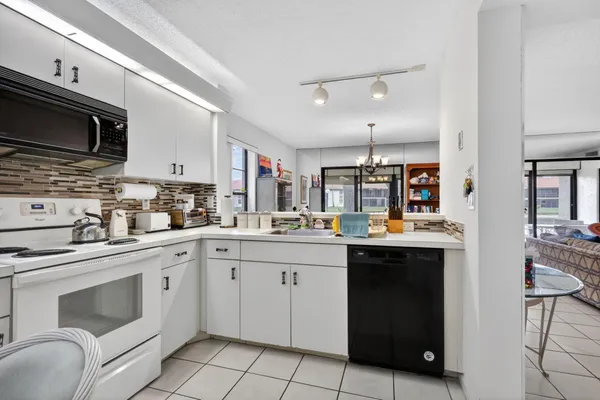 $264,990 | 10215 North Circle Lake Drive, Unit 101, Boynton Beach, FL 33437