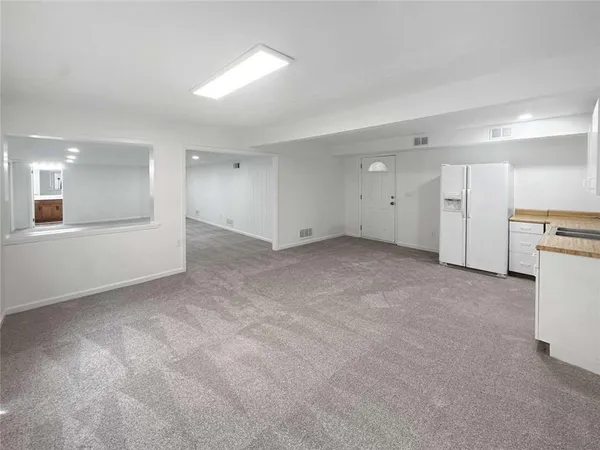 a view of a big room with closet and windows