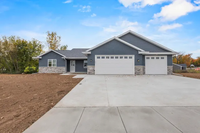 $499,900 | W7055 Otis Drive, Greenville, WI 54942