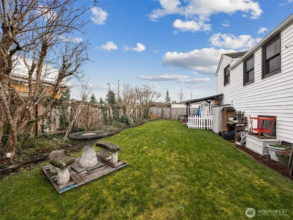 a view of a house with a backyard