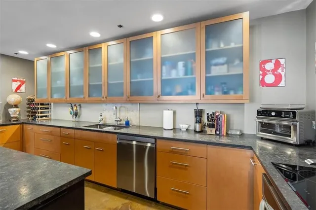 $1,100,000 | 2120 Wyandotte Street, Unit 16, Kansas City, MO 64108