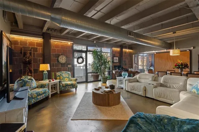 $1,100,000 | 2120 Wyandotte Street, Unit 16, Kansas City, MO 64108