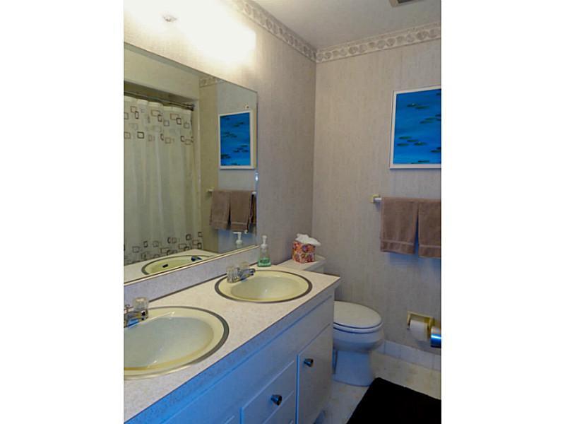 328 Johnston Road Upper St. Clair, PA 15241 - Photo 20 of 25 Full Bath. 2nd floor full bathroom