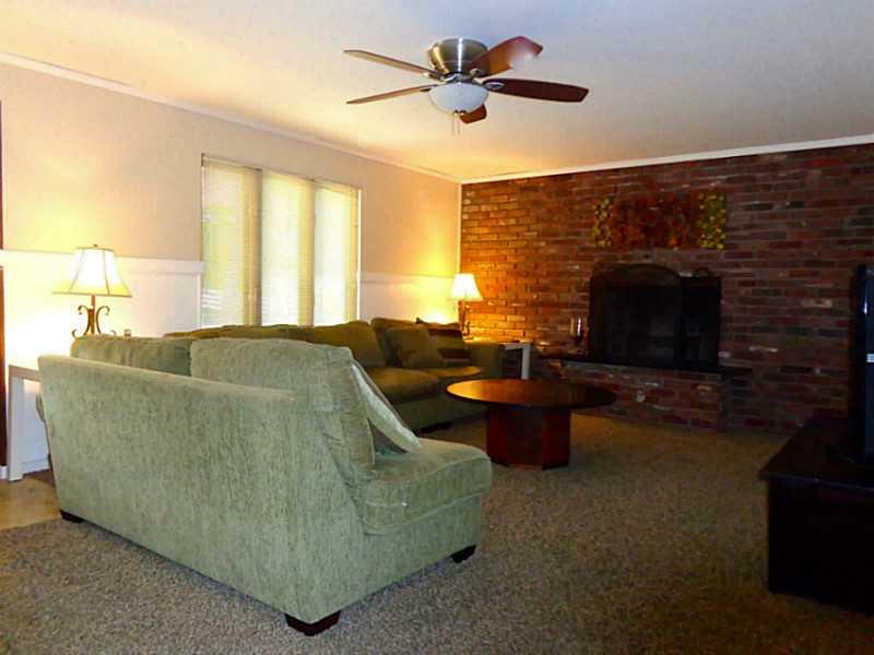 328 Johnston Road Upper St. Clair, PA 15241 - Photo 8 of 25 Family Room.