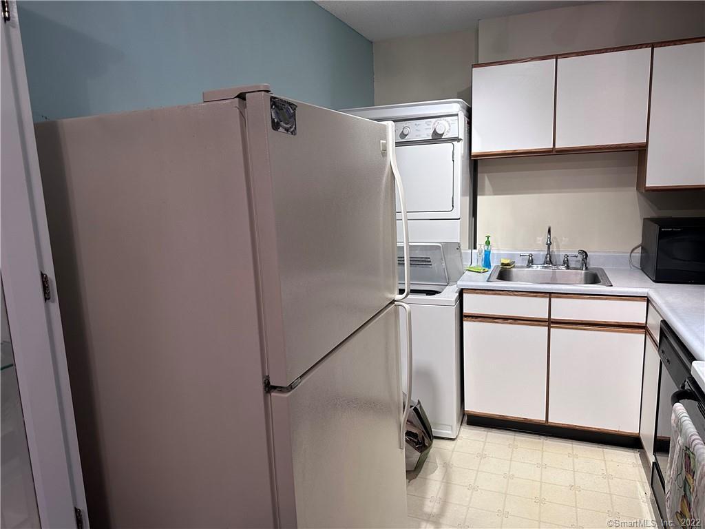 85 Niles Hill Road, Unit 13 New London, CT 06320 - Photo 5 of 8 Kitchen 2