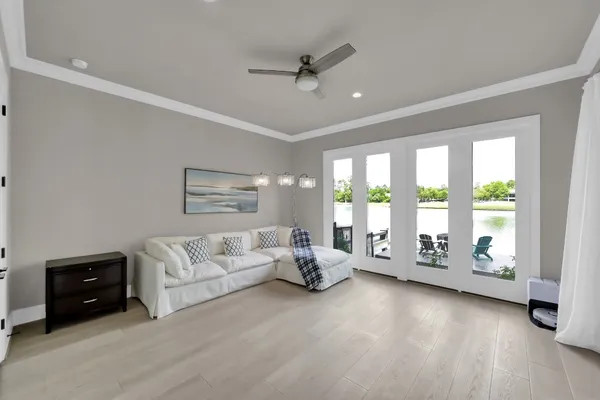 $1,764,000 | 22 Lakeside Cove, The Woodlands, TX 77380