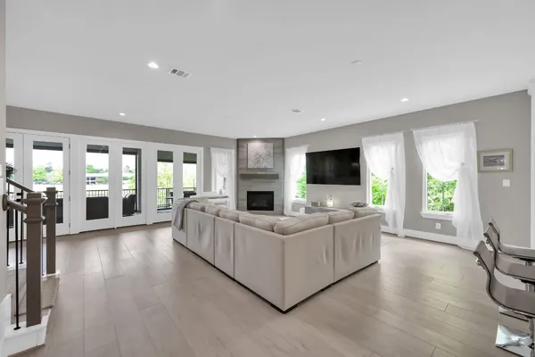 $1,764,000 | 22 Lakeside Cove, The Woodlands, TX 77380