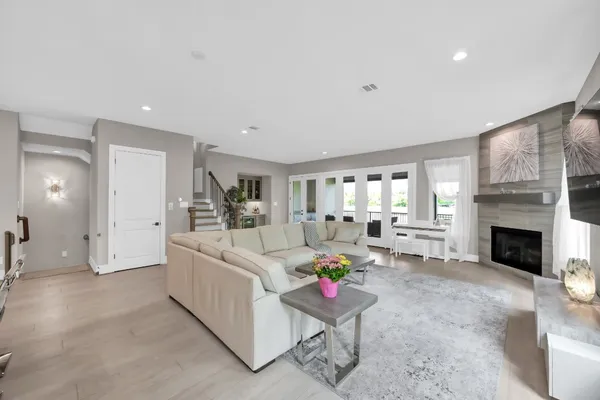 $1,764,000 | 22 Lakeside Cove, The Woodlands, TX 77380