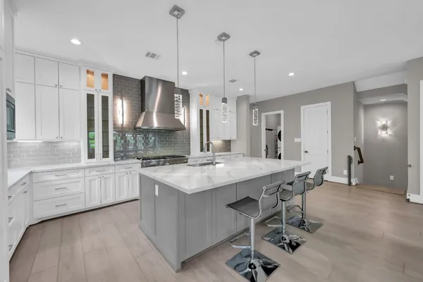$1,764,000 | 22 Lakeside Cove, The Woodlands, TX 77380