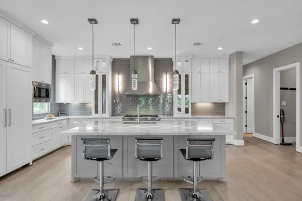 $1,764,000 | 22 Lakeside Cove, The Woodlands, TX 77380