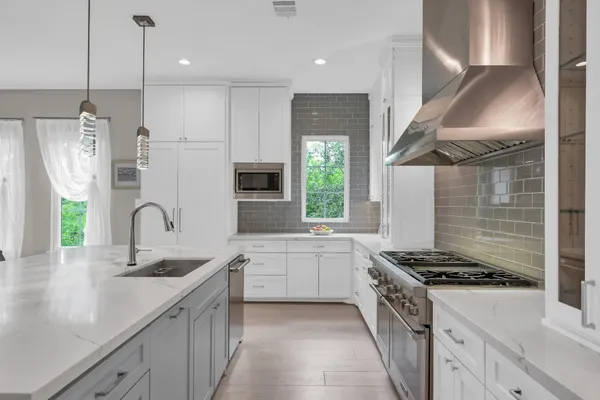 $1,764,000 | 22 Lakeside Cove, The Woodlands, TX 77380