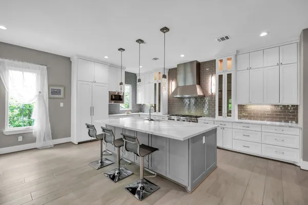 $1,764,000 | 22 Lakeside Cove, The Woodlands, TX 77380
