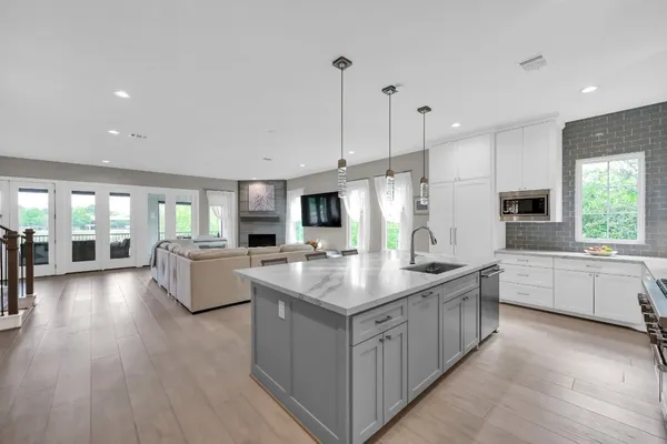 $1,764,000 | 22 Lakeside Cove, The Woodlands, TX 77380