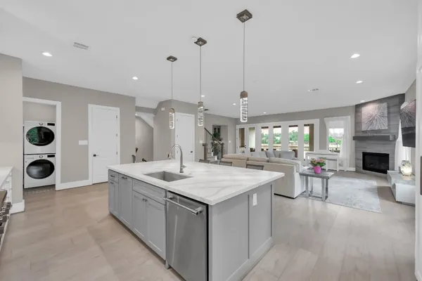 $1,764,000 | 22 Lakeside Cove, The Woodlands, TX 77380