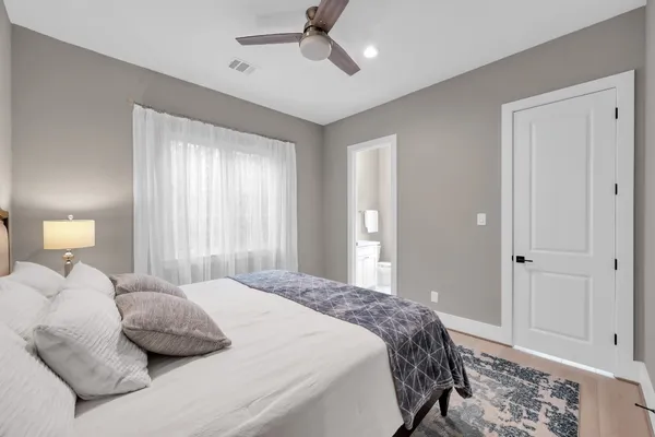 $1,764,000 | 22 Lakeside Cove, The Woodlands, TX 77380