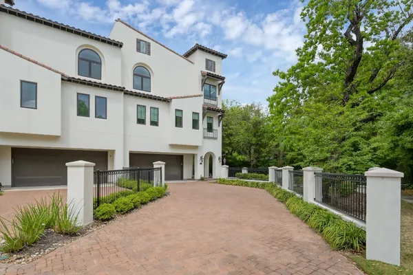$1,764,000 | 22 Lakeside Cove, The Woodlands, TX 77380