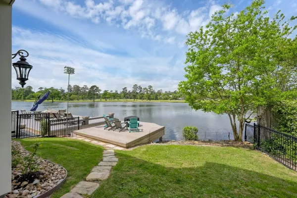 $1,764,000 | 22 Lakeside Cove, The Woodlands, TX 77380
