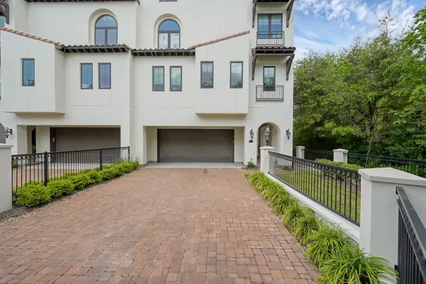 $1,764,000 | 22 Lakeside Cove, The Woodlands, TX 77380