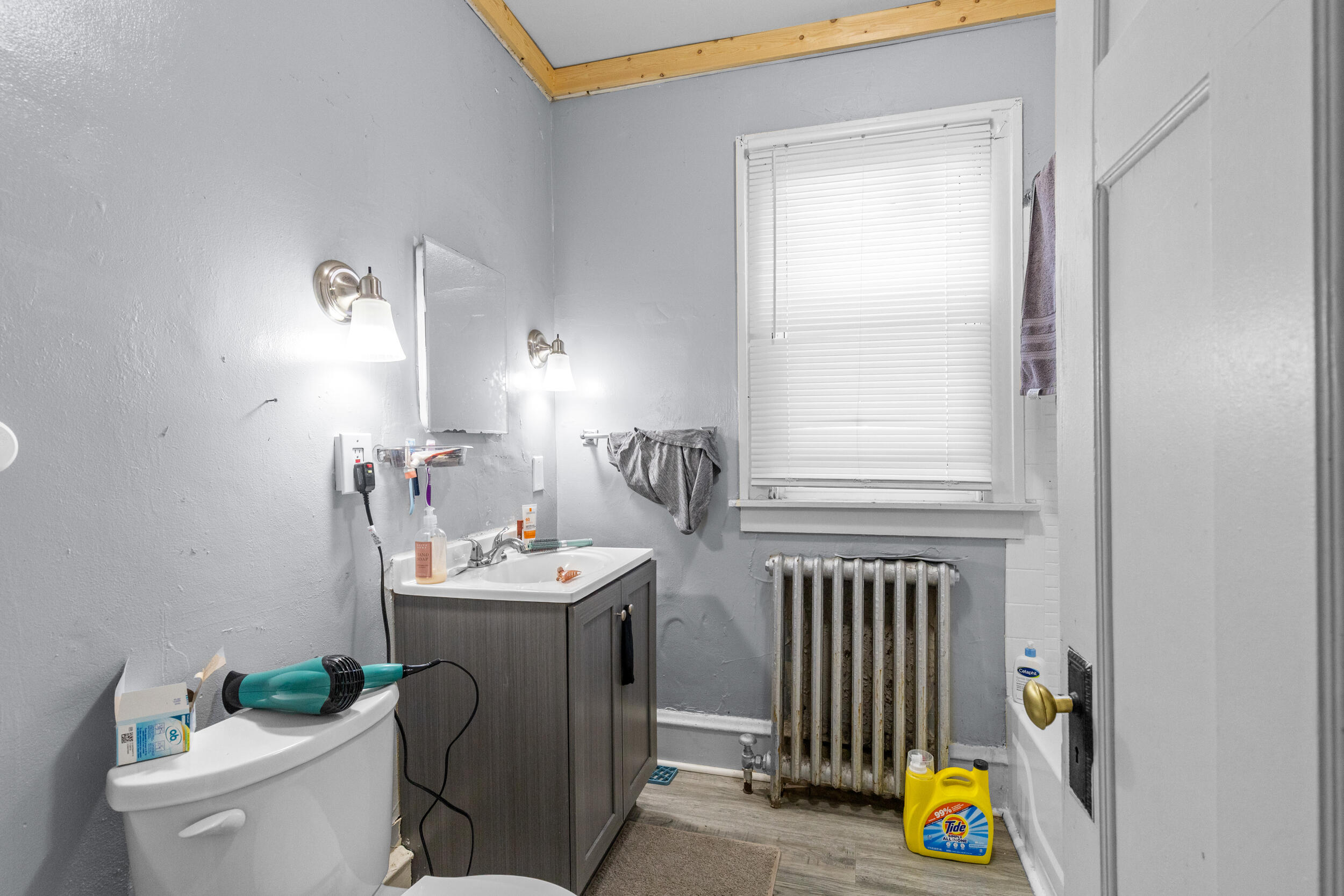 813 South Shea Avenue Milwaukee, WI 53215 - Photo 19 of 30 Bathroom