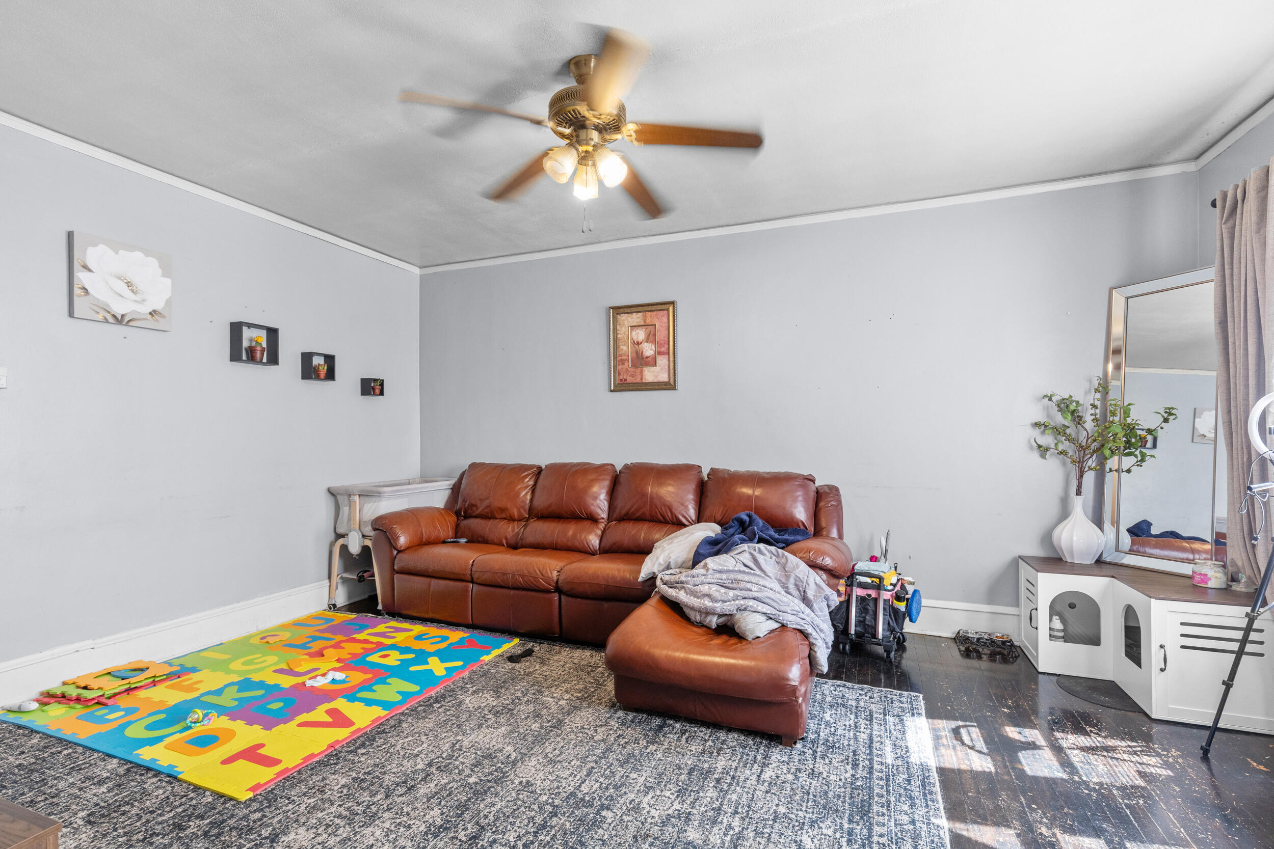 813 South Shea Avenue Milwaukee, WI 53215 - Photo 5 of 30 Living Area