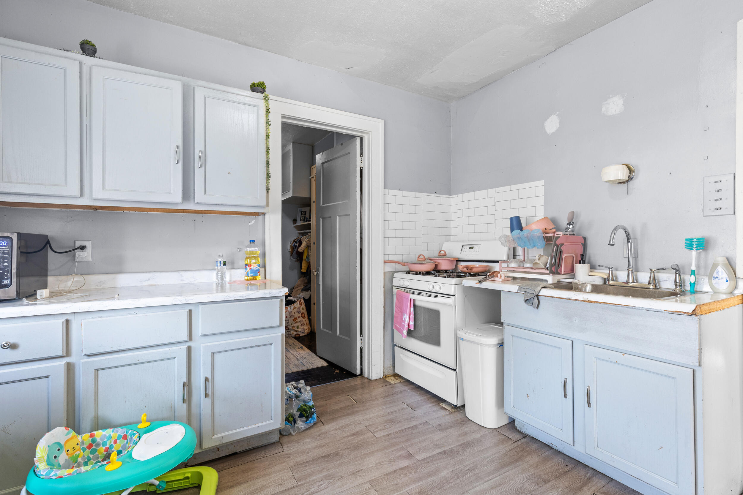 813 South Shea Avenue Milwaukee, WI 53215 - Photo 6 of 30 Kitchen