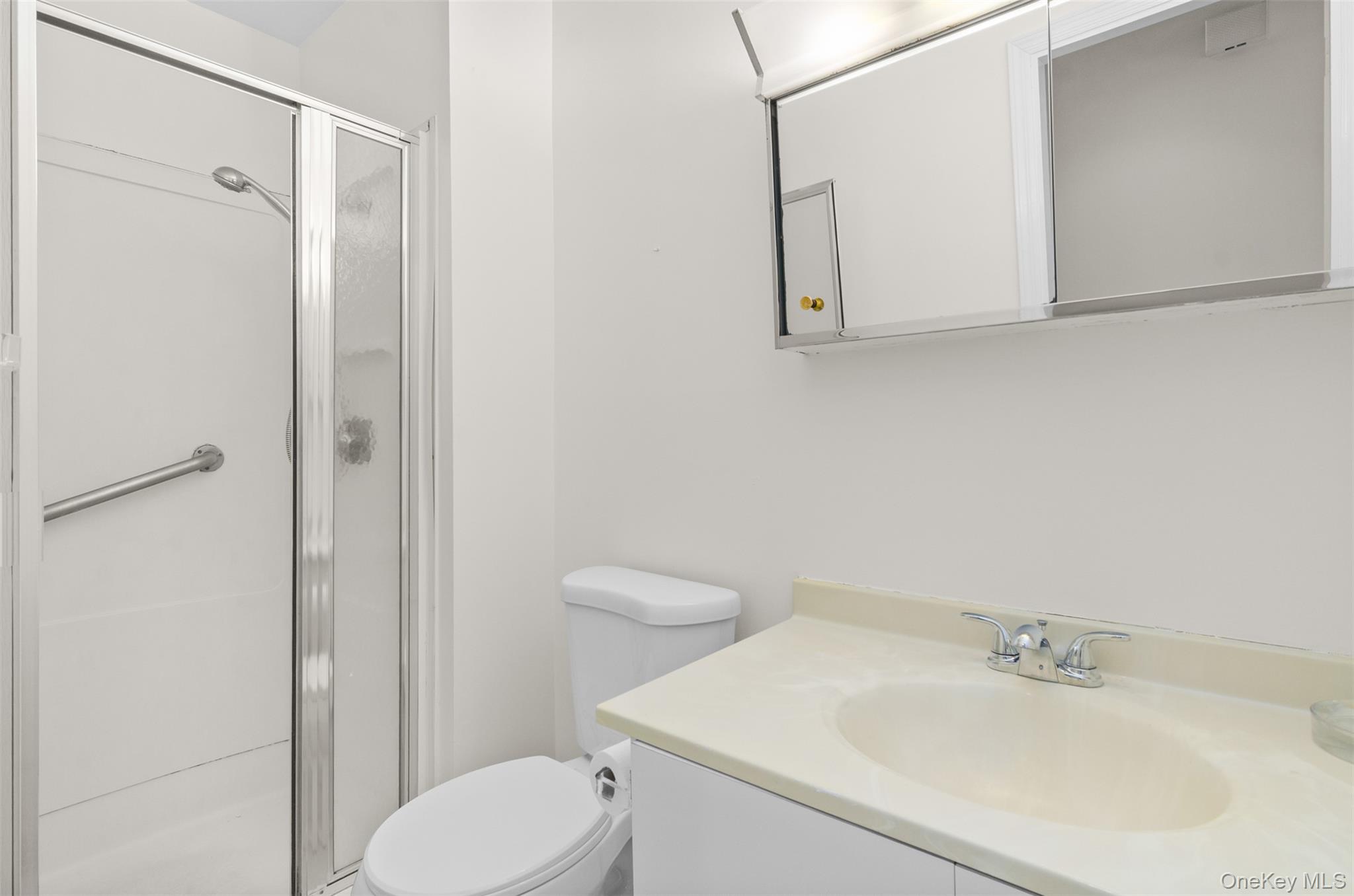 570 Hampton Road, Unit 31 Southampton, NY 11968 - Photo 11 of 20 1st floor full bathroom