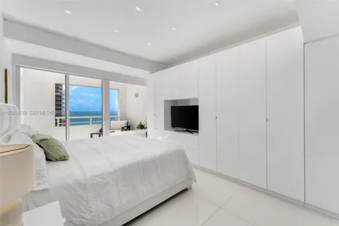 $2,650,000 | 400 South Pointe Drive, Unit PH2502, Miami Beach, FL 33139