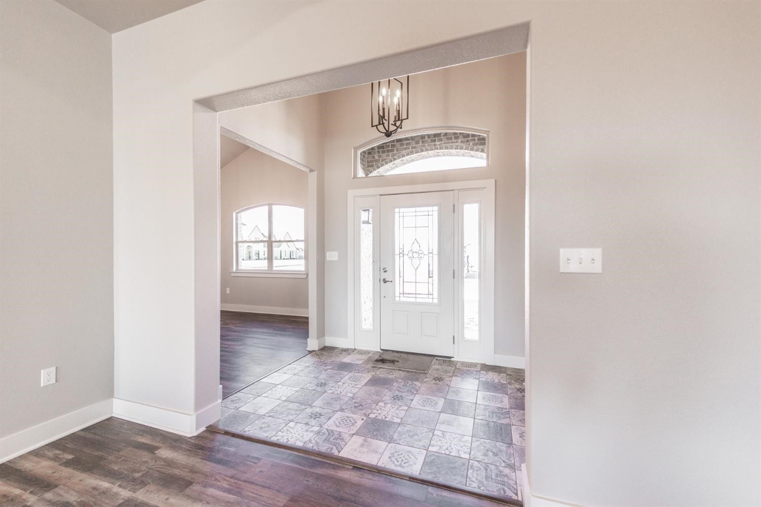 13311 Gardner Lubbock, TX 79424 - Photo 2 of 32 an empty room with windows and closet