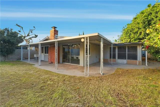a view of a house with a backyard