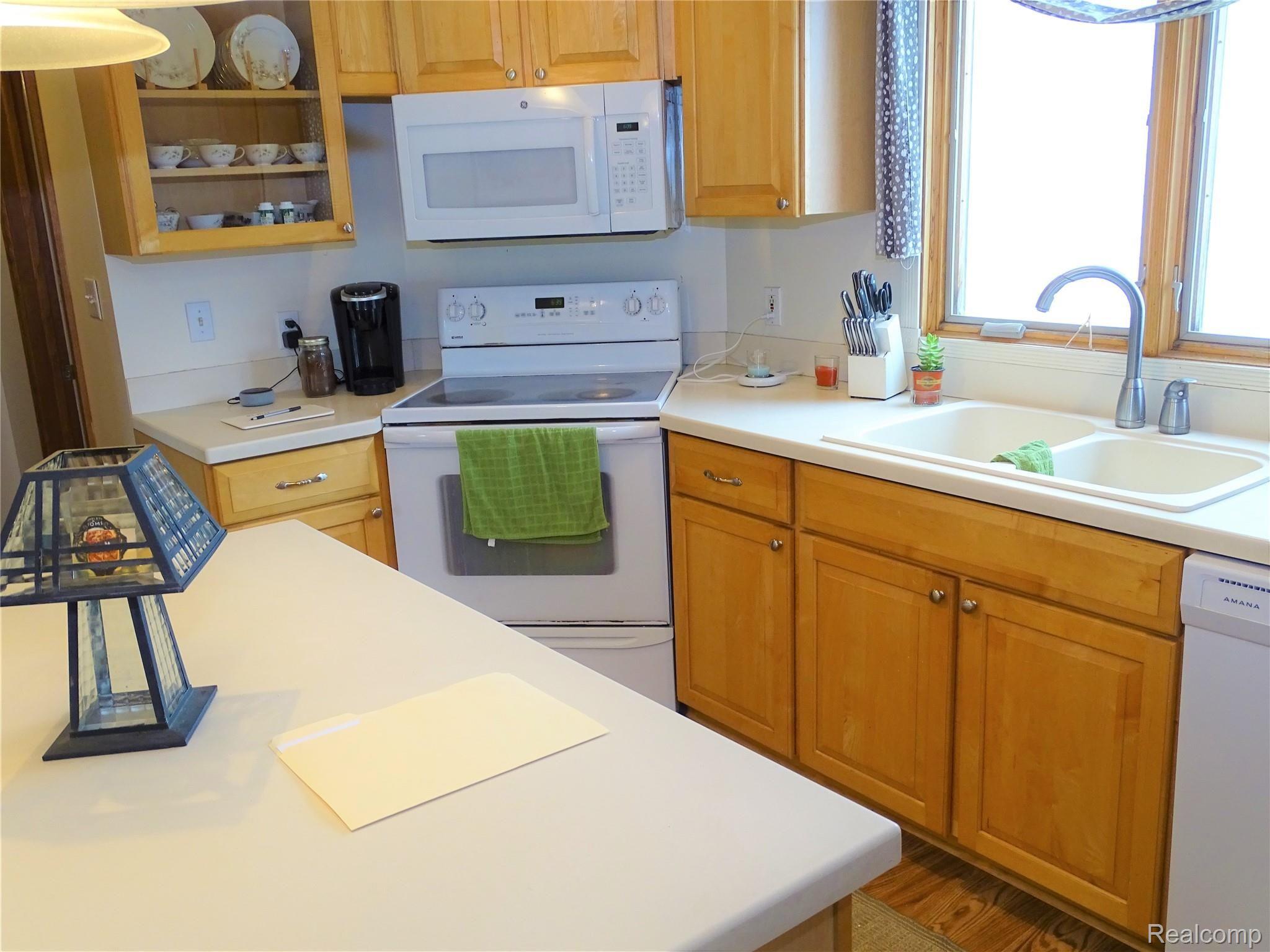 Nicely laid out kitchen for delicious family meals