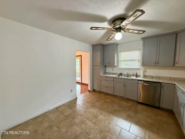 $350,000 | 302 South Apache Road, Clinton, TN 37716