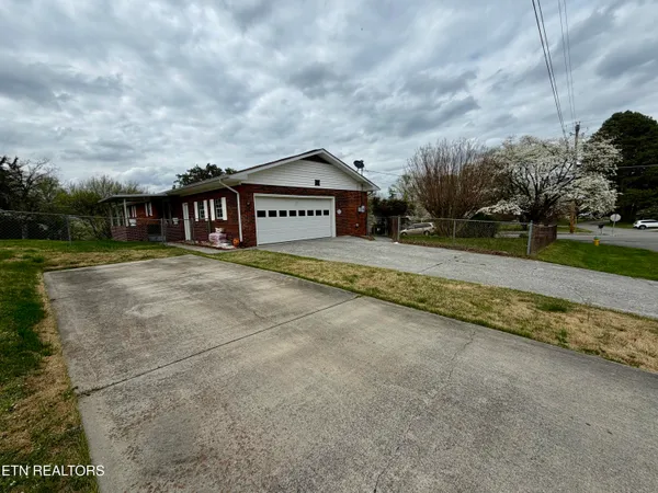 $350,000 | 302 South Apache Road, Clinton, TN 37716