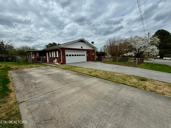 $350,000 | 302 South Apache Road, Clinton, TN 37716